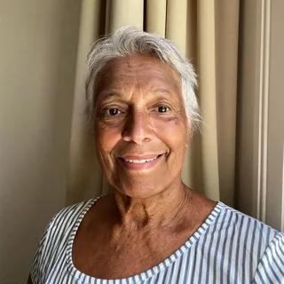 Portrait einer freundlichen Frau um die 60
