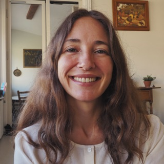 Portrait einer freundlichen Frau um die 45