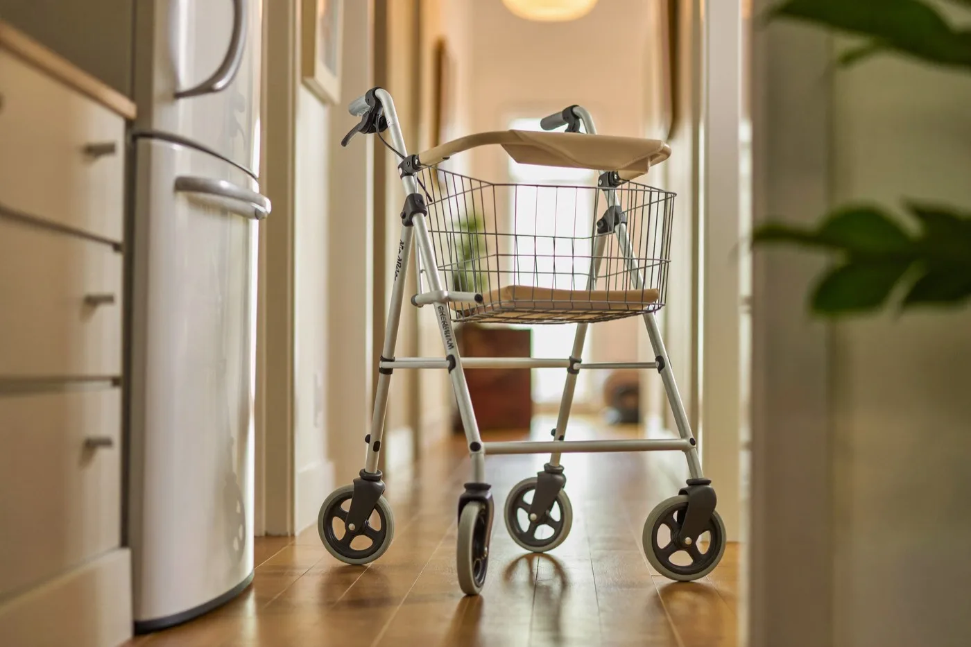 Moderner Leichtgewicht-Rollator vor hellem Hintergrund